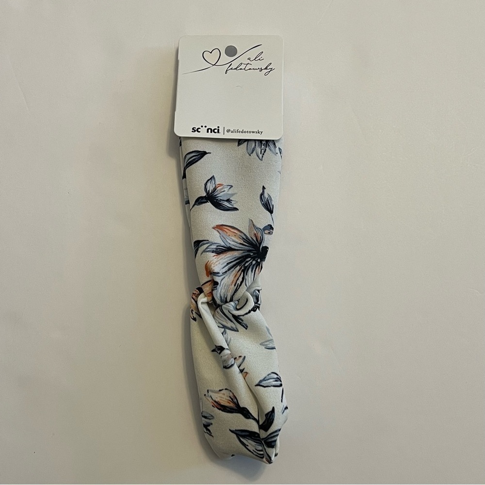 5/$20 Scunci Floral Knotted Headwrap
